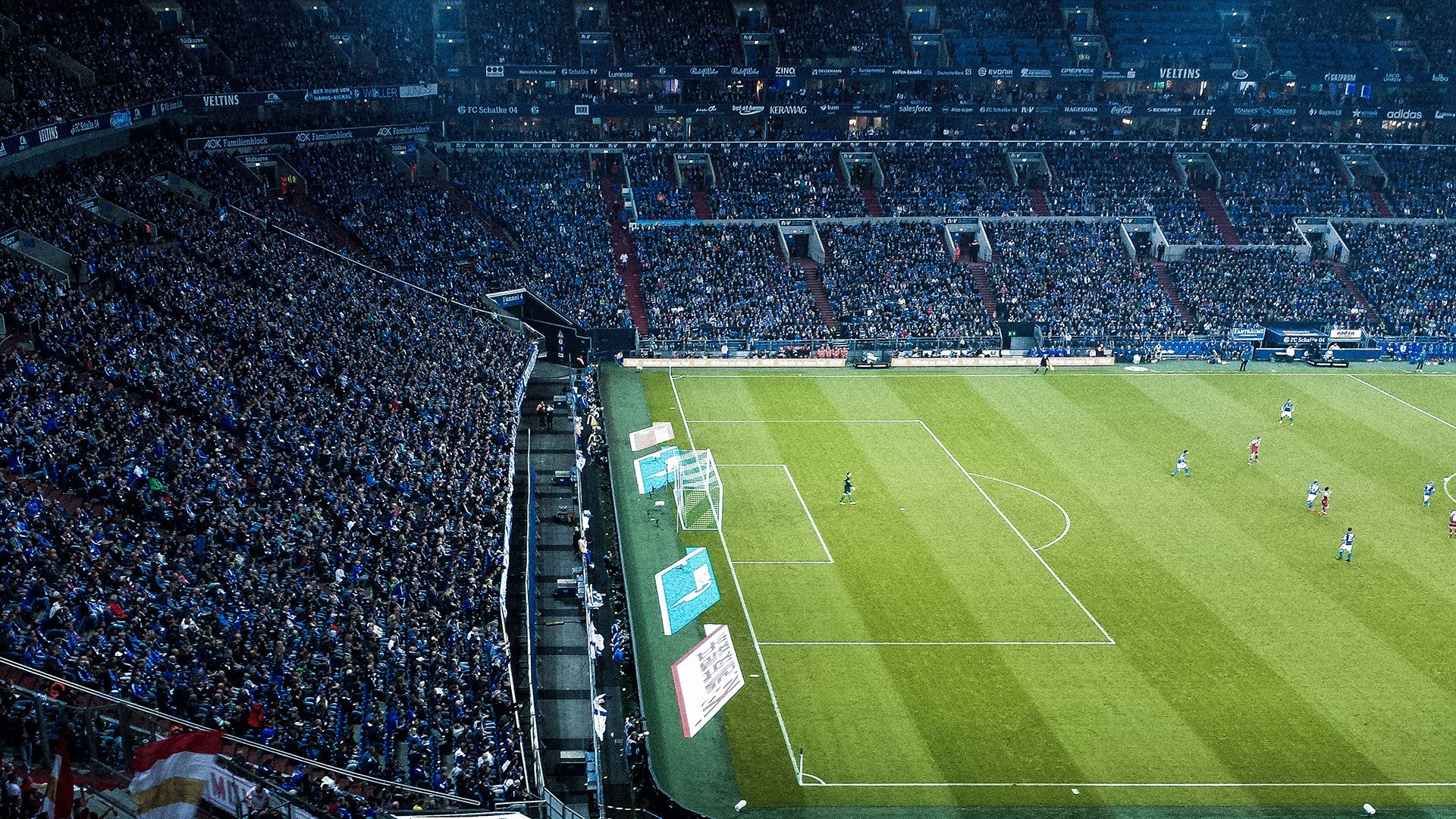 “英超争冠战日趋激烈，榜首球队压力山大”，英超争冠形势