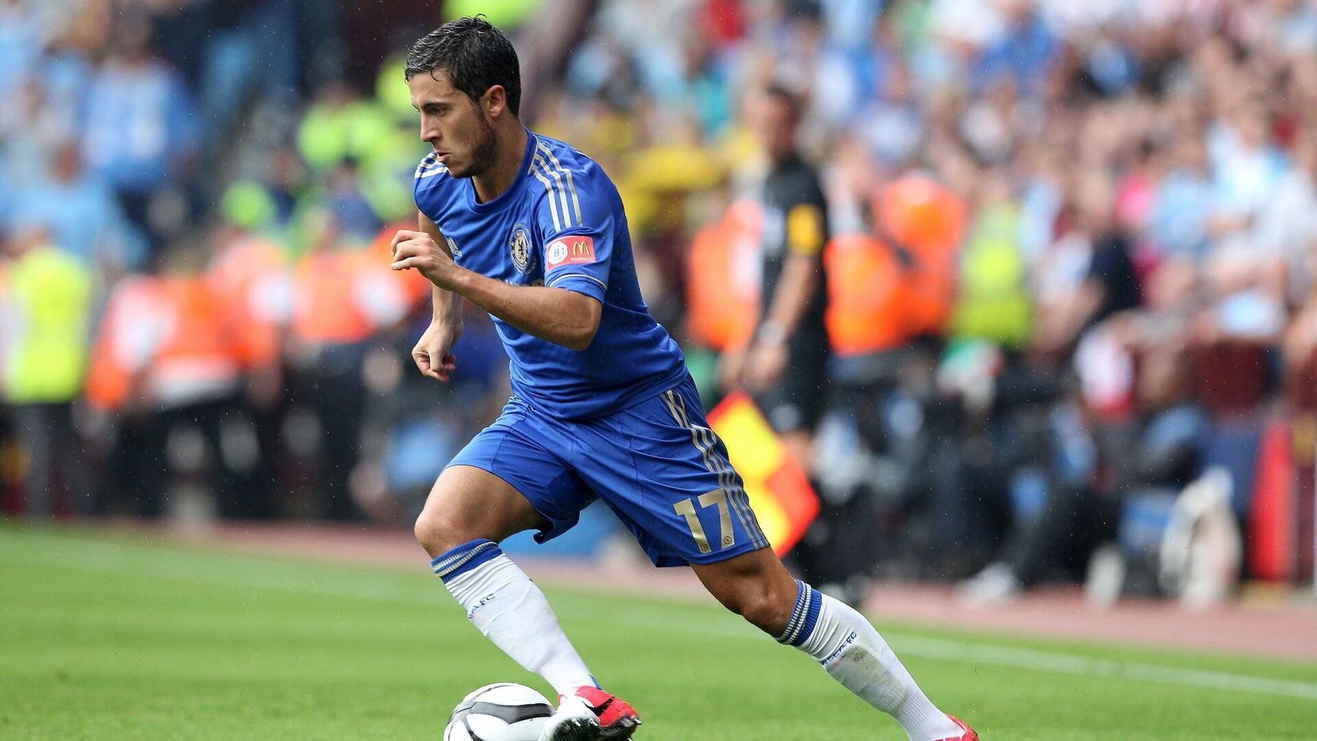 “足球场馆智能安保系统全面升级，确保比赛安全”，智能化足球场