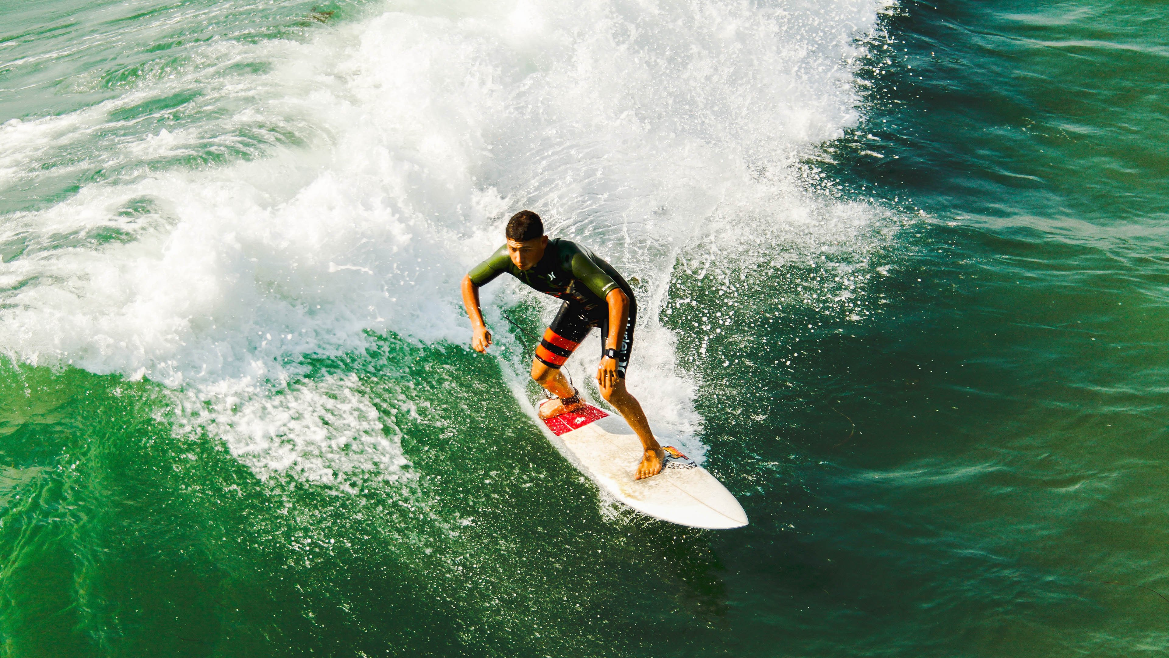 哥伦比亚女足在巴黎奥运会上展现出强大的团队协作能力，哥伦比亚男足主帅